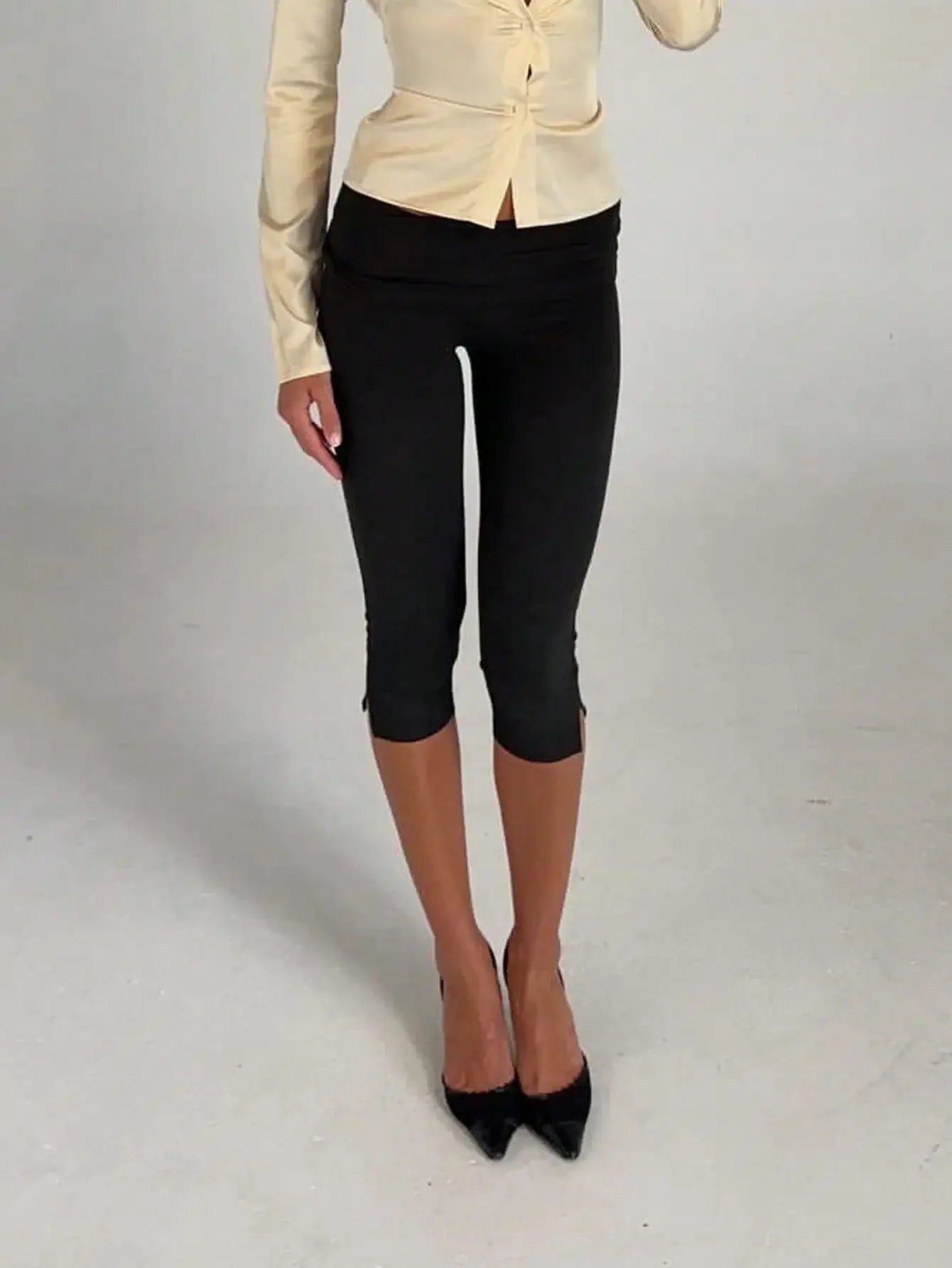 Women's Y2K White Low Waisted Slim Fit Capri Leggings